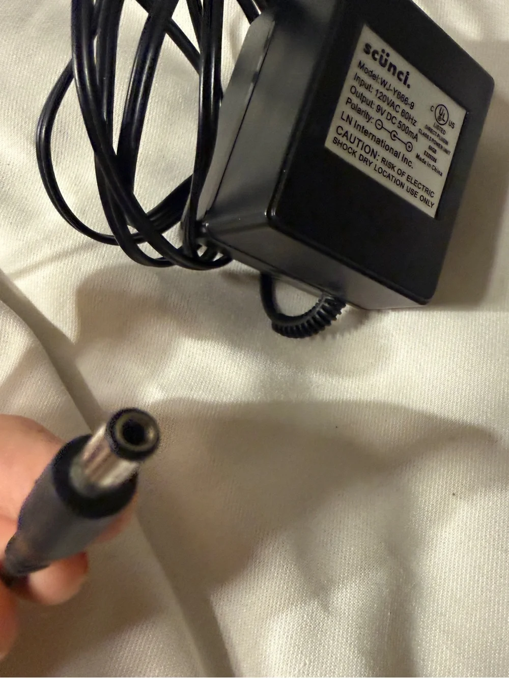 scunci Black 9V DC Power Adapter with Cable 120V AC input power to a 9V cord